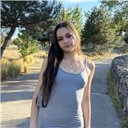 Estudiante de grado dispuesta a enseñar a los más pequeños.